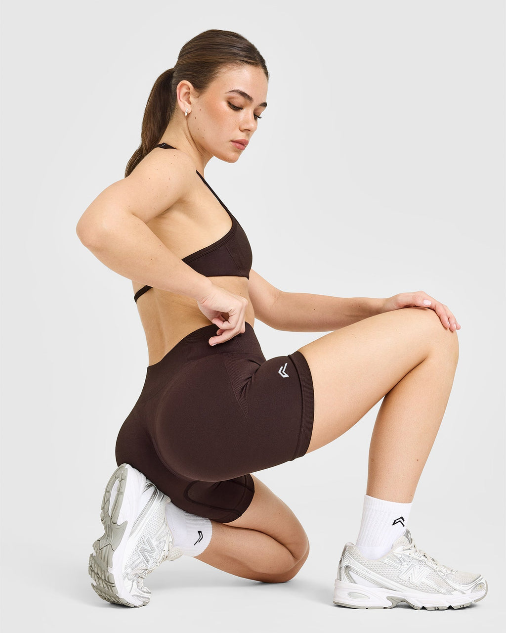 EnhanceLift™ Seamless Shorts with White Logo | Plum Brown