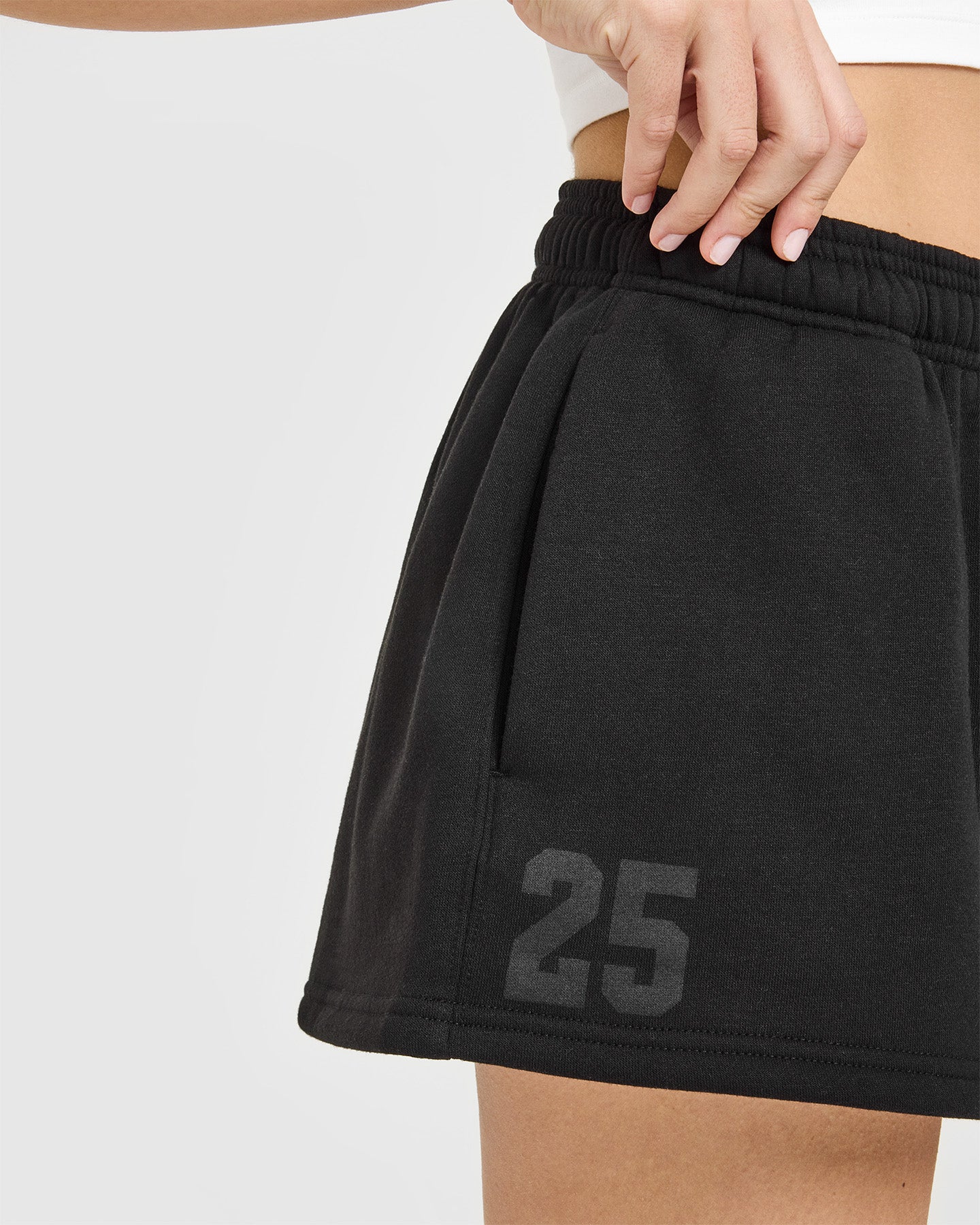 Foundations Oversized Oner 25 Shorts | Black
