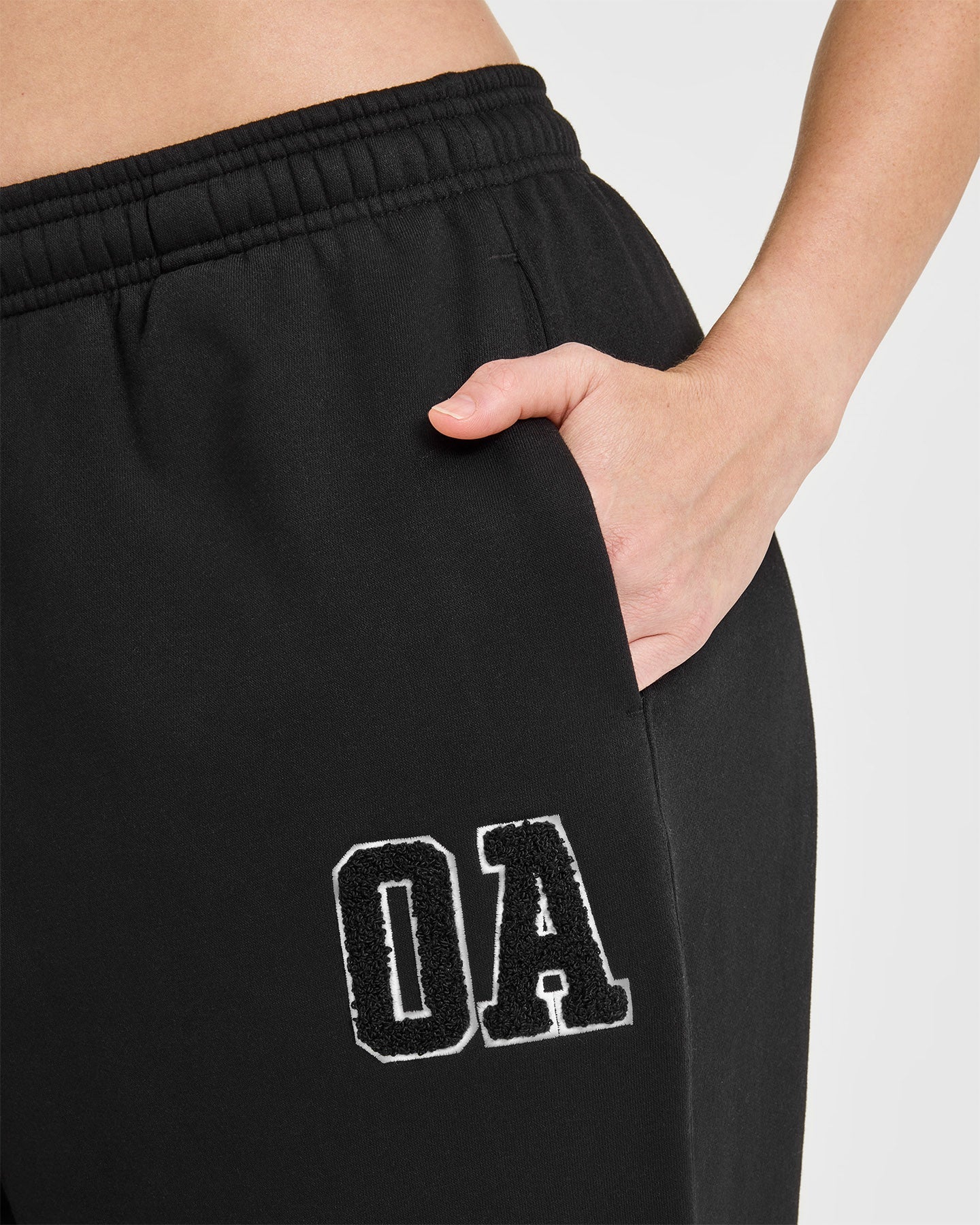 Foundations Oversized Oner 25 Joggers | Black